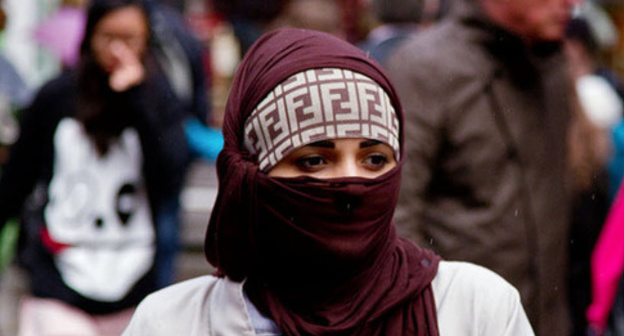 A Muslim woman. Photo by the user Chris Beckett https://www.flickr.com