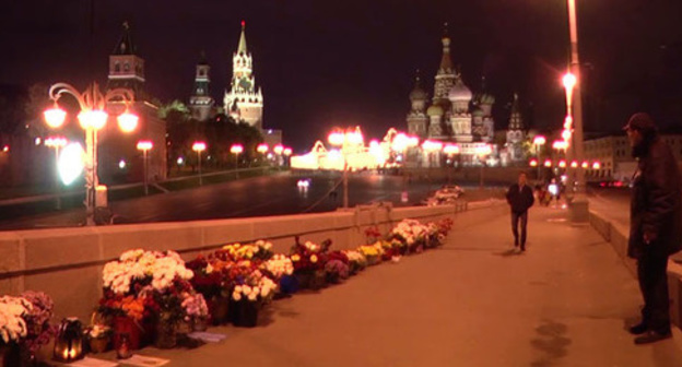 Flowers at the site of the murder of Boris Nemtsov. Photo: RFE/RL