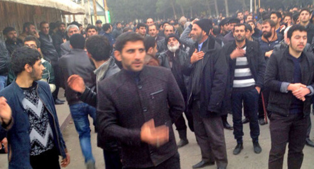 The residents of the city of Nardaran gathered at a spontaneous rally. November 26, 2015. Photo by Parvana Bayramova for the "Caucasian Knot"