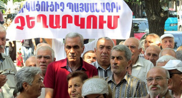 The rally of the former employees of the "Nairit" factory. An inscription on the poster: "Cancellation of the slave contract". Yerevan, July 4, 2016. Photo by Tigran Petrosyan for the "Caucasian Knot"