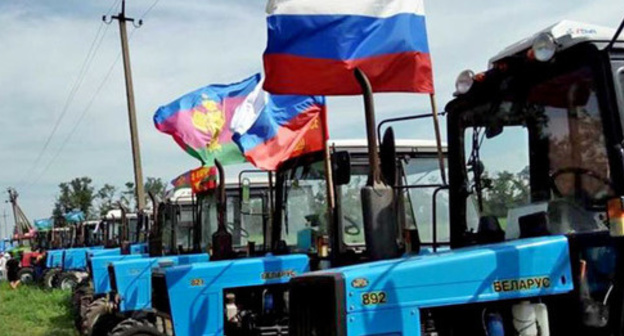 The equipment of the participants of a "tractor march". August 2016. Photo: RFE/RL The equipment of the participants of a "tractor march". August 2016. Photo: RFE/RL