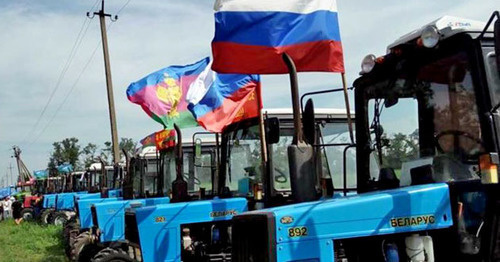 The equipment of the participants of a "tractor march". August 2016. Photo: RFE/RL The equipment of the participants of a "tractor march". August 2016. Photo: RFE/RL