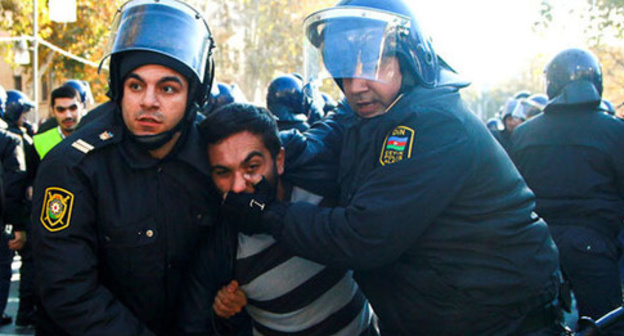 Policemen disperse protestors. Photo by Aziz Karimov for the 'Caucasian Knot'. 