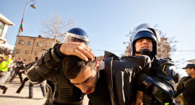 Policemen detain rally participant. Photo: http://haqqin.az/news/88222