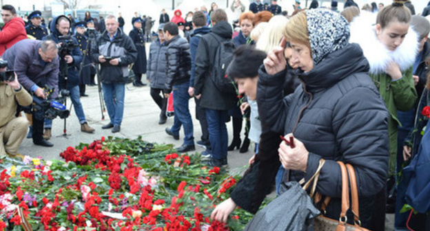 The participants of mourning rally laid mourning wreaths and flowers at the edge of the sea pier. Sochi, December 27, 2016. Photo by Svetlana Kravchenko for the "Caucasian Knot"