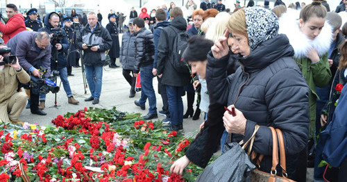 The participants of mourning rally laid mourning wreaths and flowers at the edge of the sea pier. Sochi, December 27, 2016. Photo by Svetlana Kravchenko for the "Caucasian Knot" The participants of mourning rally laid mourning wreaths and flowers at the edge of the sea pier. Sochi, December 27, 2016. Photo by Svetlana Kravchenko for the "Caucasian Knot"