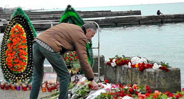 People laying flowers at the embankment in Sochi. December 26, 2016. Photo by Anna Gritsevich for the "Caucasian Knot"