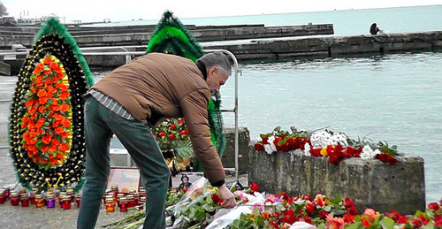 People laying flowers at the embankment in Sochi. December 26, 2016. Photo by Anna Gritsevich for the "Caucasian Knot"