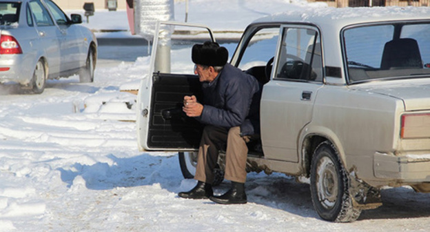 A taxi driver in Grozny. Photo by Magomed Magomedov for the "Caucasian Knot"