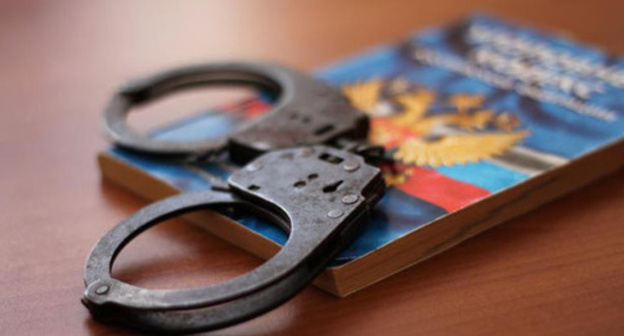 Handcuffs. Photo: Valentina Mischenko / Yugopolis Handcuffs. Photo: Valentina Mischenko / Yugopolis