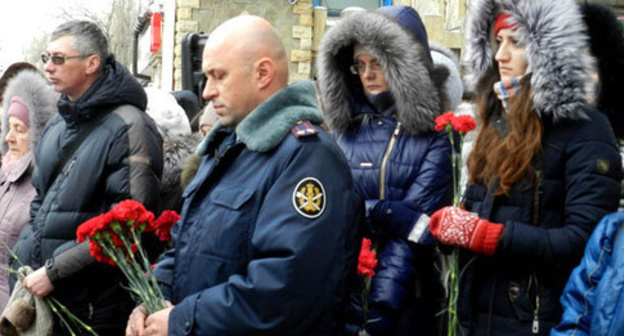 Volgograd residents commemorated the terror act victims. December 30, 2016. Photo by Tatyana Filimonova for the "Caucasian Knot" Volgograd residents commemorated the terror act victims. December 30, 2016. Photo by Tatyana Filimonova for the "Caucasian Knot"