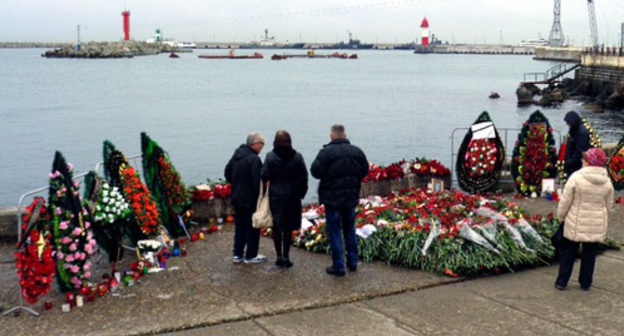 Sochi residents near the memorial to the victims of the Tu-154 crash. December 31, 2016. Photo by Svetlana Kravchenko for the "Caucasian Knot"