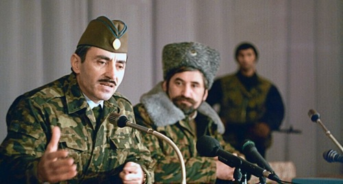 Jokhar Dudaev (to the left), December 10, 1994. Photo RFE/RL