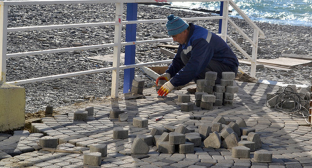 Replacement of pavement at Sochi Embankment. Photo by Svetlana Kravchenko for the 'Caucasian Knot'.