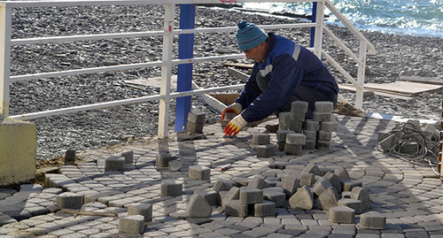 Replacement of pavement at Sochi Embankment. Photo by Svetlana Kravchenko for the 'Caucasian Knot'.