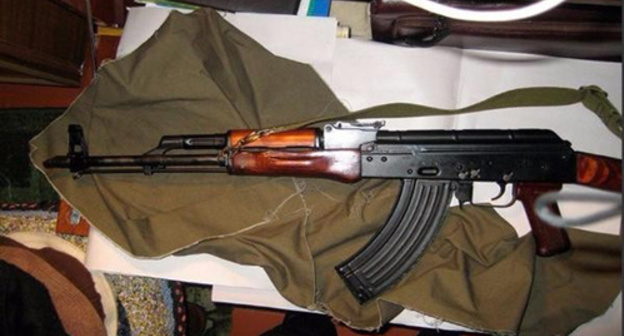 Kalashnikov submachine gun. Photo: http://bloknot-stavropol.ru/news/9-molodykh-lyudey-ustroili-strelbu-v-zhilom-rayone-806190 Kalashnikov submachine gun. Photo: http://bloknot-stavropol.ru/news/9-molodykh-lyudey-ustroili-strelbu-v-zhilom-rayone-806190