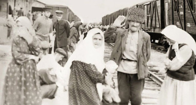 At the railway station. 1957, Frunze. The residents of the village Yurt-Aukh. Photo https://ru.wikipedia.org/