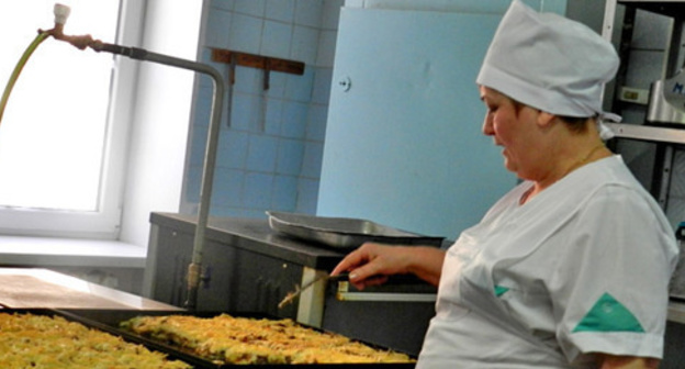 Cook of the kindergarten No. 224 Lyudmila Mischenko. Photo by Tatyana Filimonova for the "Caucasian Knot" Cook of the kindergarten No. 224 Lyudmila Mischenko. Photo by Tatyana Filimonova for the "Caucasian Knot"