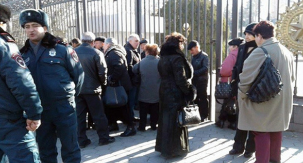 Employees of the "Nairit" Chemical Factory near the building of the Armenian Parliament in Yerevan. Photo by Armine Martirosyan for the "Caucasian Knot" Employees of the "Nairit" Chemical Factory near the building of the Armenian Parliament in Yerevan. Photo by Armine Martirosyan for the "Caucasian Knot"