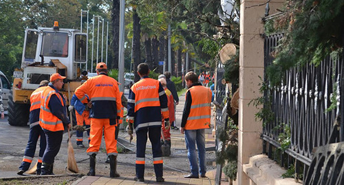 Road maintenance service workers in Sochi. Photo by Svetlana Kravchenko for the "Caucasian Knot" Road maintenance service workers in Sochi. Photo by Svetlana Kravchenko for the "Caucasian Knot"