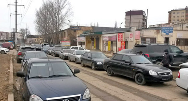 The cars queue for a registration of GCE. Makhachkala, Jaunary 11, 2017. Photo by Timur Isaev for the "Caucasian Knot" The cars queue for a registration of GCE. Makhachkala, Jaunary 11, 2017. Photo by Timur Isaev for the "Caucasian Knot"