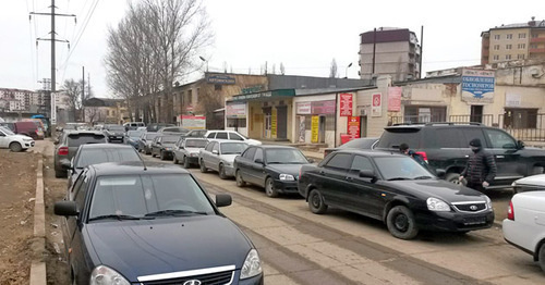 The cars queue for a registration of GCE. Makhachkala, Jaunary 11, 2017. Photo by Timur Isaev for the "Caucasian Knot" The cars queue for a registration of GCE. Makhachkala, Jaunary 11, 2017. Photo by Timur Isaev for the "Caucasian Knot"