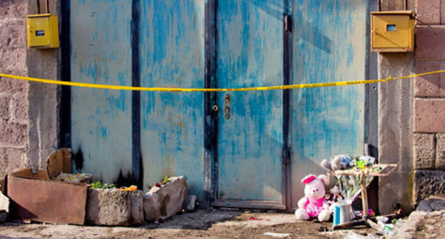 Toys and candles near the gate of the Avetisyan family's house. Gyumri, January 20, 2015. Photo by Narek Tumasyan for the "Caucasian Knot" Toys and candles near the gate of the Avetisyan family's house. Gyumri, January 20, 2015. Photo by Narek Tumasyan for the "Caucasian Knot"