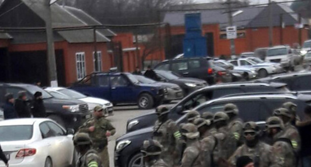 Law enforcers in the village of Tsotsi-Yurt. Chechnya, January 11, 2017. Photo by the "Caucasian Knot" correspondent Law enforcers in the village of Tsotsi-Yurt. Chechnya, January 11, 2017. Photo by the "Caucasian Knot" correspondent