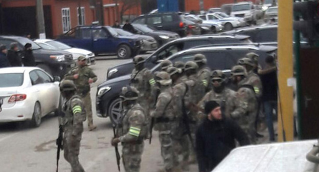 The law enforcers block the village of Tsotsi-Yurt. Chechnya, January 11, 2017. Photo by the "Caucasian Knot" correspondent The law enforcers block the village of Tsotsi-Yurt. Chechnya, January 11, 2017. Photo by the "Caucasian Knot" correspondent