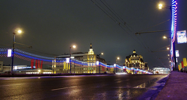 Bolshoy Moskvoretsky bridge, a view towards Malaya Ordynka street, the site of Boris Nemtsov's murder. Photo by Alessio Damato https://ru.wikipedia.org/wiki/%D0%A3%D0%B1%D0%B8%D0%B9%D1%81%D1%82%D0%B2%D0%BE_%D0%91%D0%BE%D1%80%D0%B8%D1%81%D0%B0_%D0%9D%D0%B5%D0%BC%D1%86%D0%BE%D0%B2%D0%B0 Bolshoy Moskvoretsky bridge, a view towards Malaya Ordynka street, the site of Boris Nemtsov's murder. Photo by Alessio Damato https://ru.wikipedia.org/wiki/%D0%A3%D0%B1%D0%B8%D0%B9%D1%81%D1%82%D0%B2%D0%BE_%D0%91%D0%BE%D1%80%D0%B8%D1%81%D0%B0_%D0%9D%D0%B5%D0%BC%D1%86%D0%BE%D0%B2%D0%B0