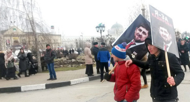 Young men carry Ramzan Kadyrov's portraits at the rally in his support. Grozny, January 22, 2016. Photo by the "Caucasian Knot" correspondent
