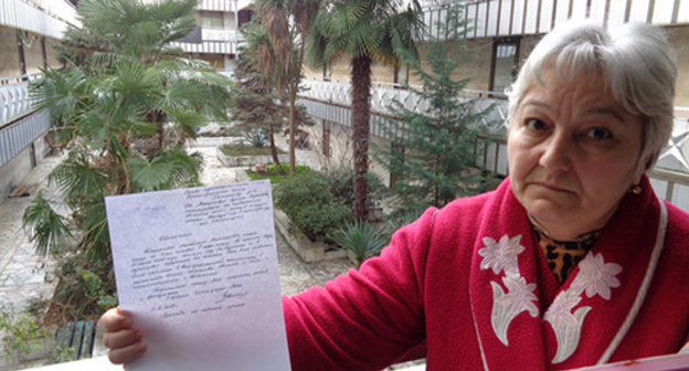The 10-member Manukov household head shows an application with a request not to evict the family and switch off power supply. Photo by Svetlana Kravchenko for the "Caucasian Knot"