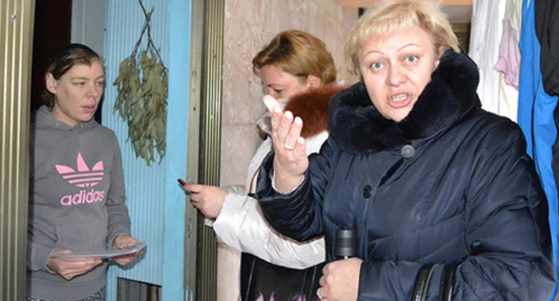 The administrative servants came to stop the power supply. Photo by Svetlana Kravchenko for the "Caucasian Knot"