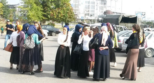 Grozny pupils and students gather for celebrations of Russian President’s Birthday. Photo by the ‘Caucasian Knot’.  