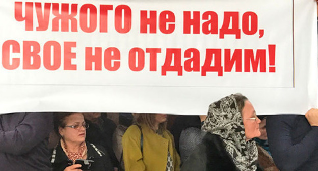Tenants of houses falling under the programme of resettling people from emergency and dilapidated houses meet with city officials, Derbent, February 1, 2017. Photo by Patimat Makhmudova for the 'Caucasian Knot'. 