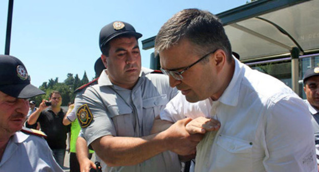 The police detains Ilgar Mamedov. Photo: Turkhan Karimov (RFE/RL) The police detains Ilgar Mamedov. Photo: Turkhan Karimov (RFE/RL)