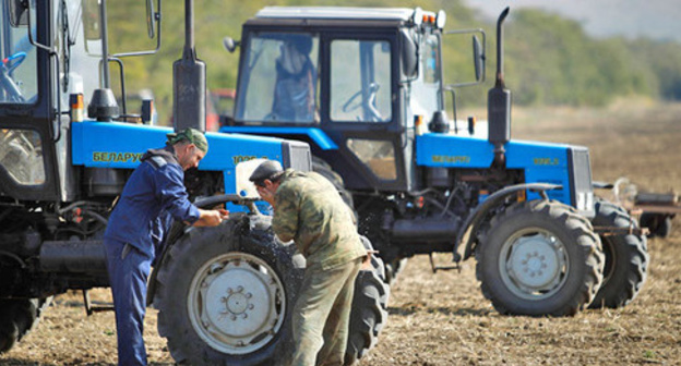 The participants of the "tractor march". Photo: Eduard Kornienko, YUGA.ru