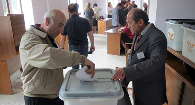 Voting at the polling station in the town of Martuni in Nagorno-Karabakh. 2015. Photo by Alvard Grigoryan for the "Caucasian Knot"