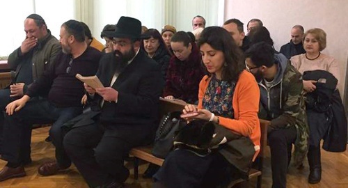 Aryeh Edelkopf and Hannah Edelkopf (in the foreground) at the court hearing. Photo: Facebook.com/ari.edelkopf
