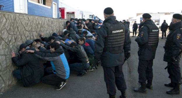 Azerbaijani migrants in Derbent. Photo: http://musavat.com/ru/news/v-dagestane-zaderzhany-400-azerbajdzhancev-video_415393.html