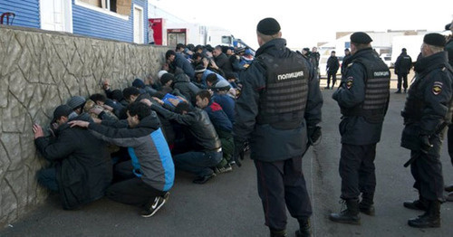 Azerbaijani migrants in Derbent. Photo: http://musavat.com/ru/news/v-dagestane-zaderzhany-400-azerbajdzhancev-video_415393.html
