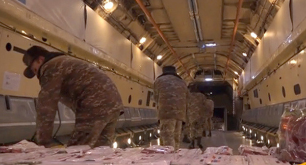 Loading of humanitarian aid on IL-76 plane to be transported from Armenia to Syria. Screenshot of video: https://ru.armeniasputnik.am/video/20170214/6407542/il-76-vezet-gumanitarnuyu-pomoshch-bratskoj-sirii.html