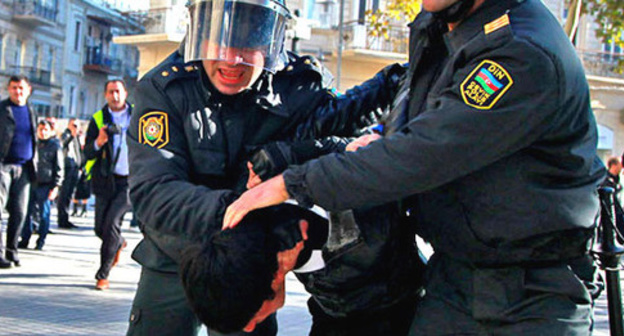 Policemen disperse opposition protest action, Baku, December 10, 2012. Photo by Aziz Karimov for the 'Caucasian Knot'. 