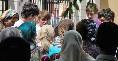 The senior pupils with their parents in Grozny. Photo by Magomed Magomedov for the "Caucasian Knot"