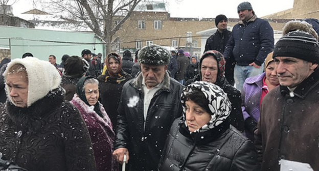 The meeting of the residents of Derbent, who do not want to move out of their dilapidated houses from the city centre to the area of the industrial zone. Photo by Patimat Makhmudova for the "Caucasian Knot"