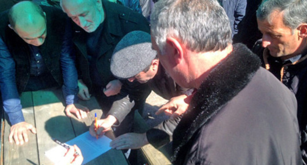 Veterans sign appeal to the General Prosecutor of Abkhazia, Gumista, February 28, 2017. Photo by Dmitry Stateinov for the 'Caucasian Knot'. 