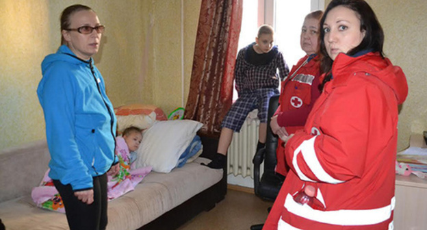 The Dyakov family and ambulance doctors. Photo by Svetlana Kravchenko for the 'Caucasian Knot'. 