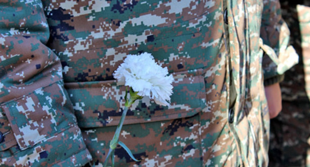 White carnation in the hands of soldier. Photo by Alvard Grigoryan for the 'Caucasian Knot'. White carnation in the hands of soldier. Photo by Alvard Grigoryan for the 'Caucasian Knot'.