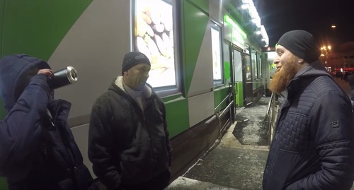 Islam Ismailov talks with two men during anti-alcohol raid in Moscow. Screenshot of the video entitled "Stop Haram! I’m ready to die for Islam!" posted on YouTube. 