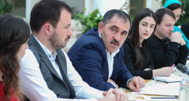 Yunus-Bek Evkurov meets members of public organizations, Magas, March 9, 2017. Photo: http://www.ingushetia.ru/news/glava_ingushetii_provel_vstrechu_s_molodezhyu_v_zimnem_sadu/
